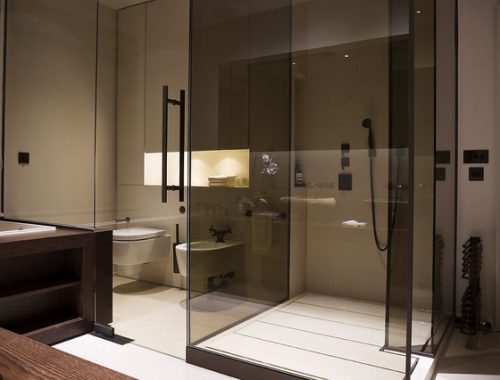 Geblindeerde glazen wanden in badkamer