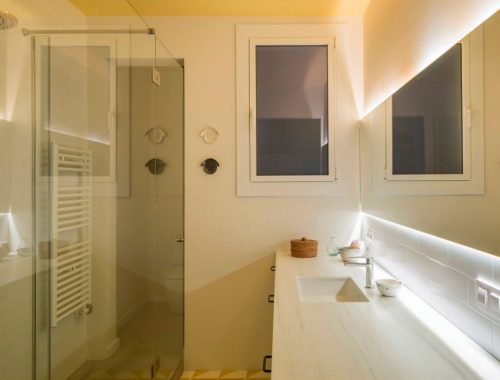 Gele vintage badkamer uit Barcelona