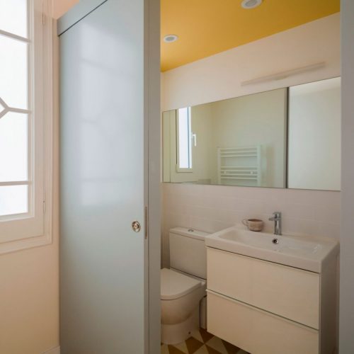 Gele vintage badkamer uit Barcelona