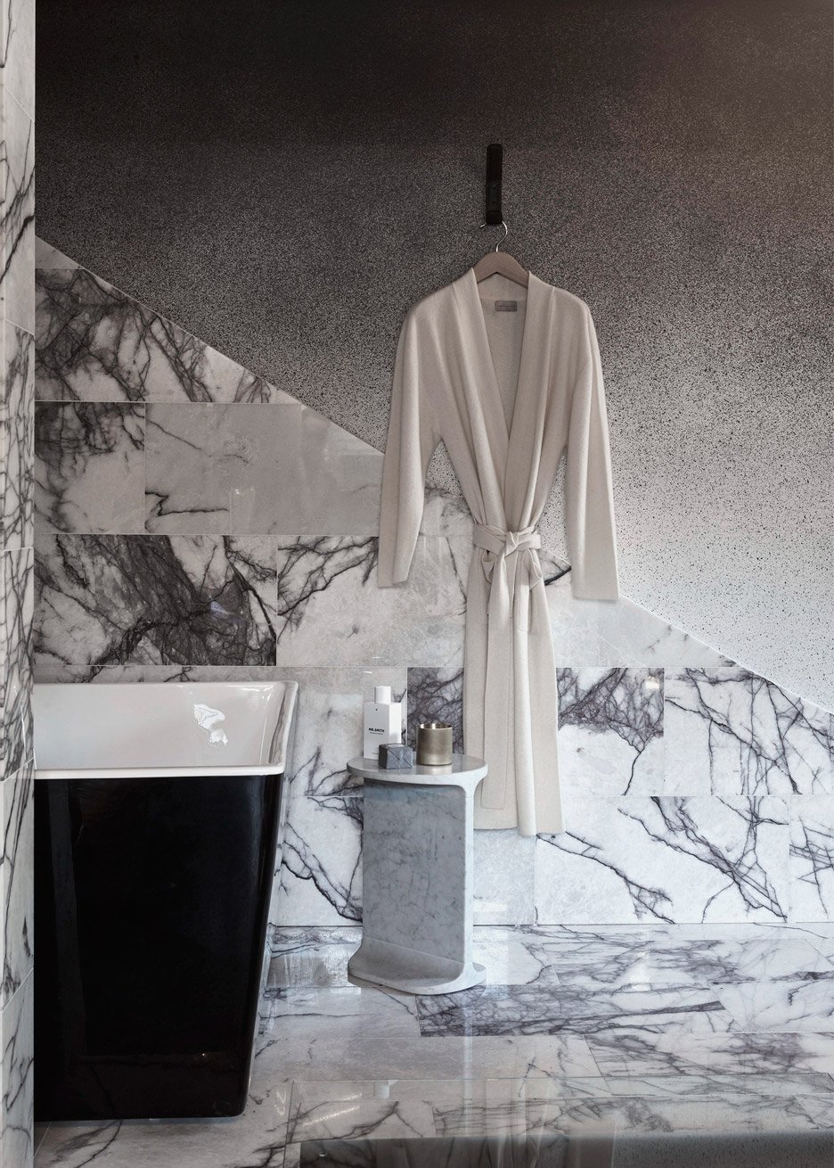 Gesplitste badkamer in een klein appartement