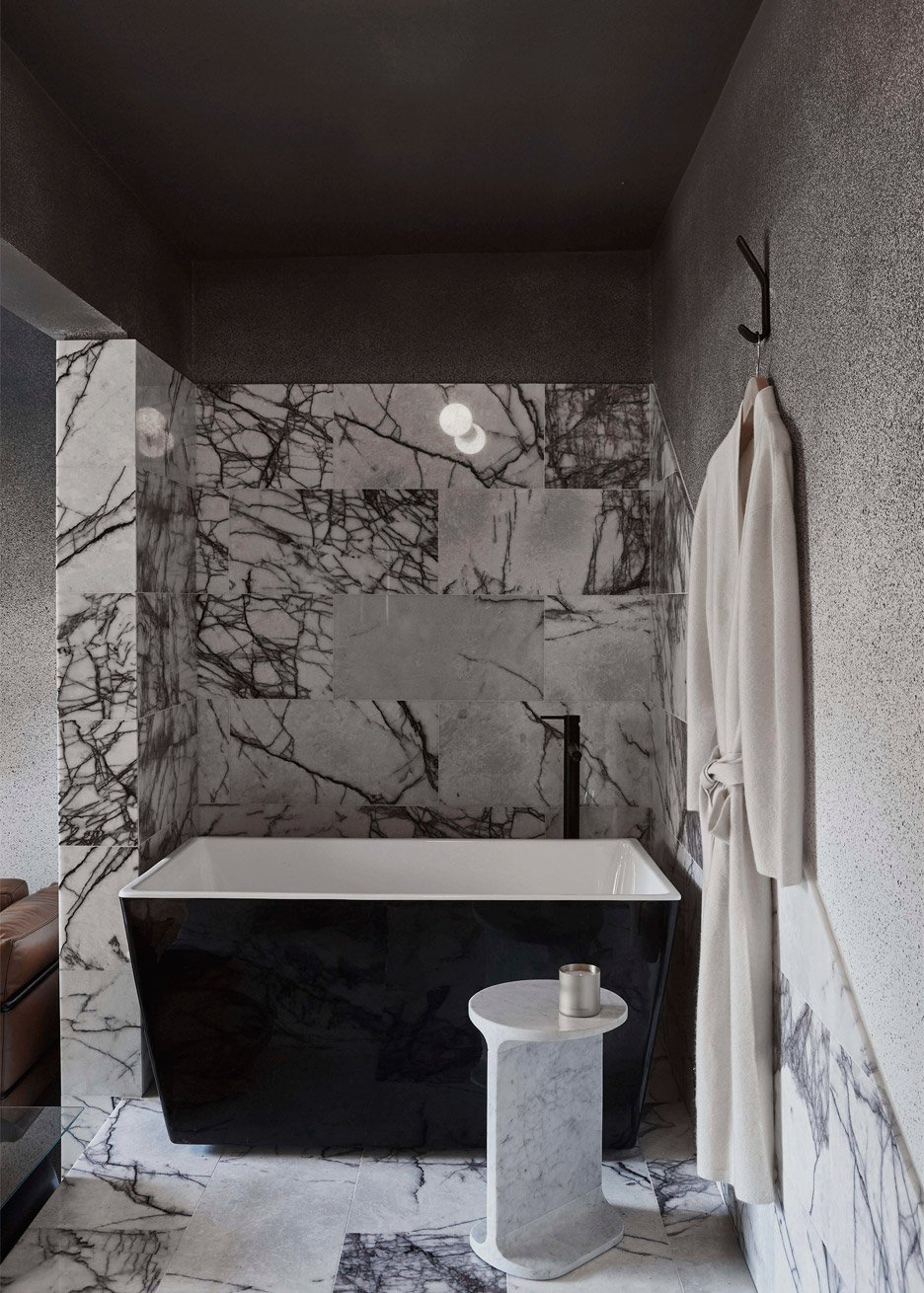 Gesplitste badkamer in een klein appartement