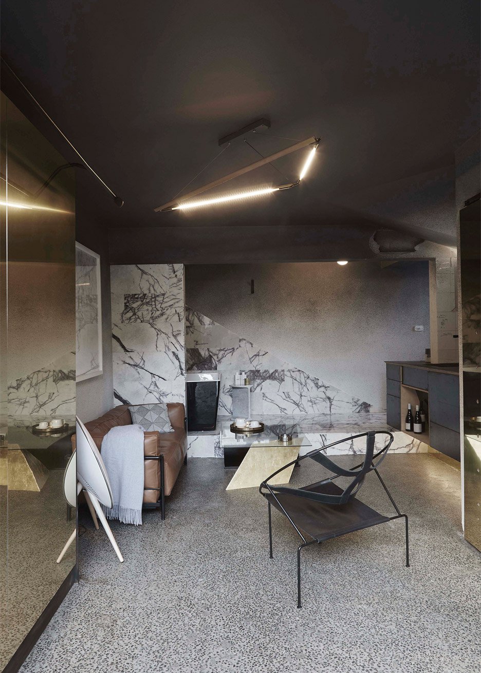 Gesplitste badkamer in een klein appartement