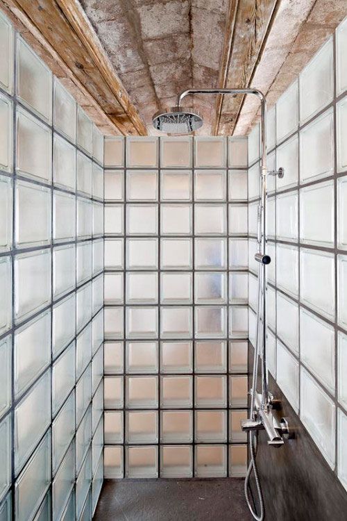 Glazen bouwstenen in de badkamer