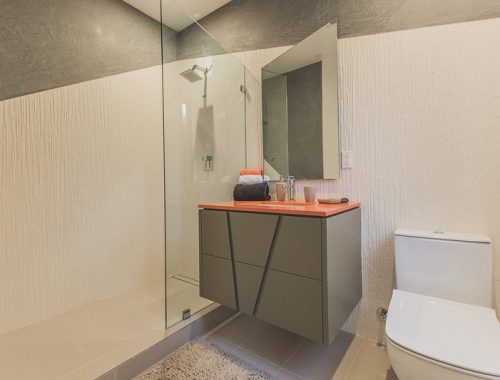 Grijs en oranje badkamers met geometrische vormen