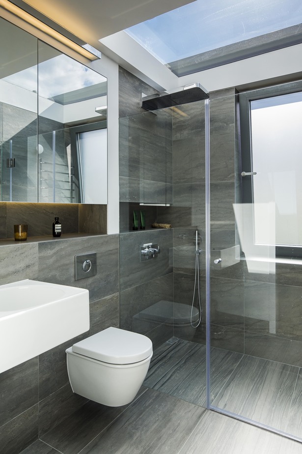 Groot dakraam in moderne badkamer