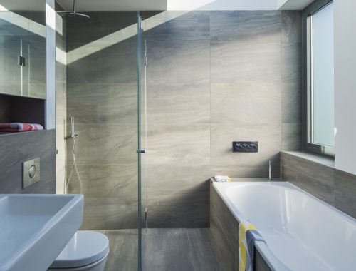 Groot dakraam in moderne badkamer