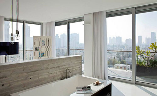 Grote designbadkamer van penthouse