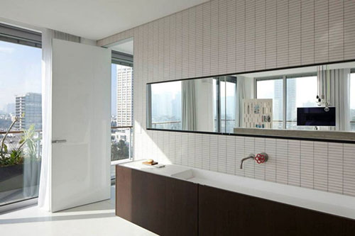 Grote designbadkamer van penthouse