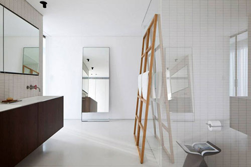 Grote designbadkamer van penthouse