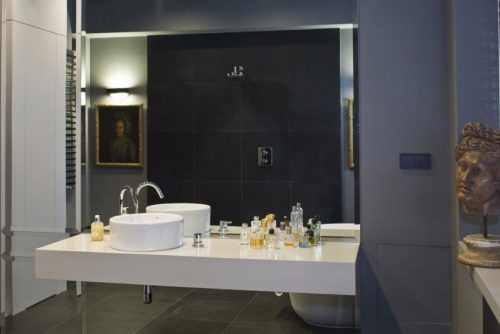 Grote grijze badkamer door Mood Works