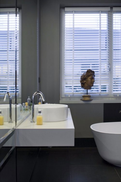 Grote grijze badkamer door Mood Works