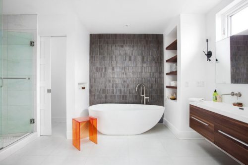 Grote luxe badkamer door Caitlin Stothers Design