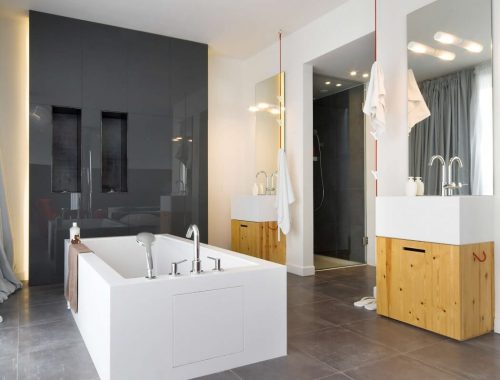 Grote luxe badkamer door M.O.B Interior Designs