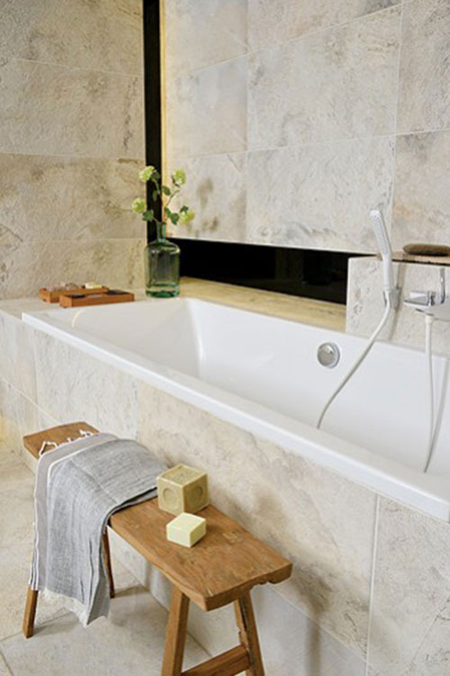 Grote luxe marmeren badkamer