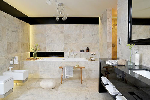 Grote luxe marmeren badkamer