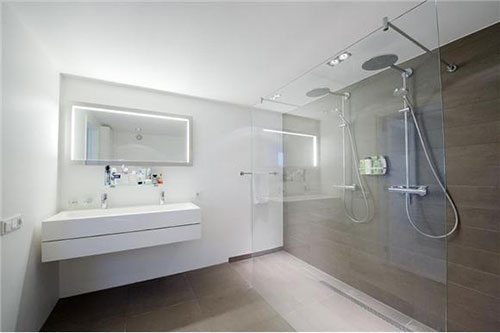 Grote moderne badkamer met dubbele douche