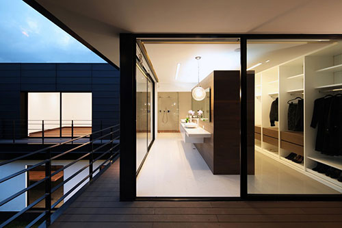 Grote moderne badkamer met grote inloopkast