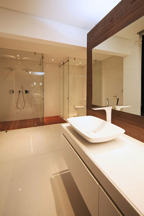 Grote moderne badkamer met grote inloopkast