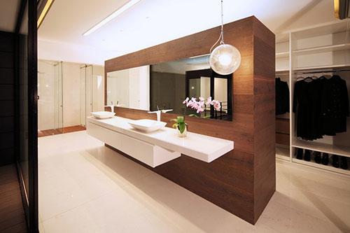 Grote moderne badkamer met grote inloopkast