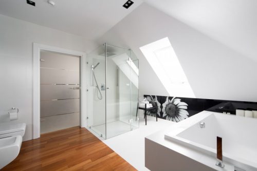 Grote moderne badkamer met twee soorten vloeren