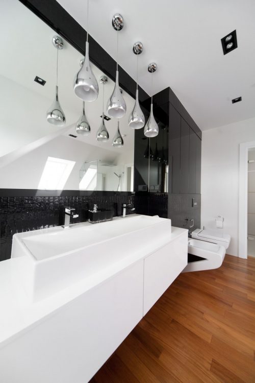 Grote moderne badkamer met twee soorten vloeren