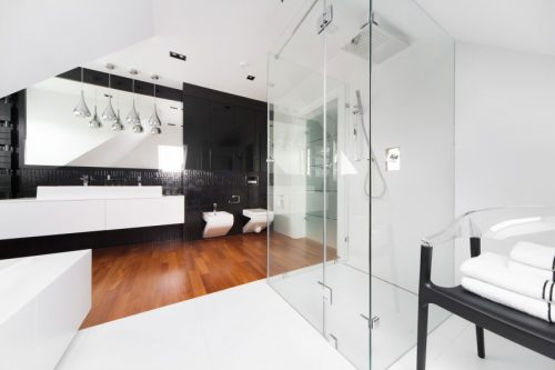 Grote moderne badkamer met twee soorten vloeren