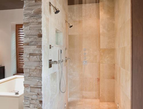 Grote regendouche in badkamer