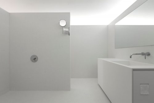 Half open minimalistische badkamer