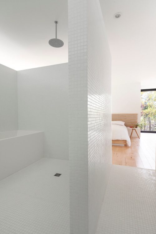 Half open minimalistische badkamer
