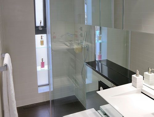 Hangtoilet in een kleine badkamer
