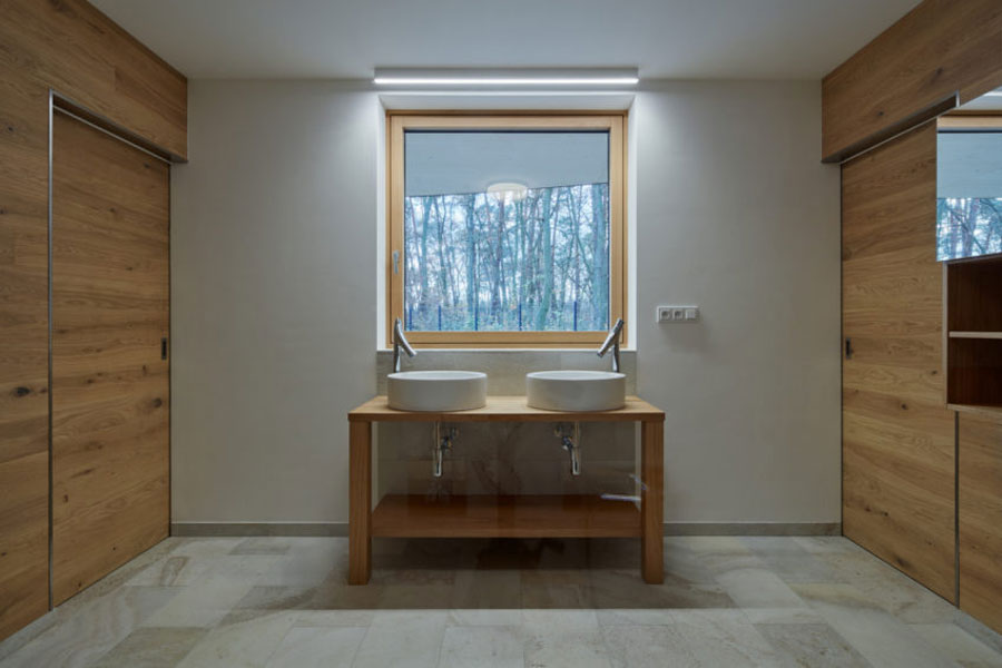 Het ontwerp van deze badkamer is geïnspireerd door de bosrijke omgeving