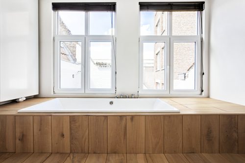 Hout en staal in de badkamer van een loft in Antwerpen