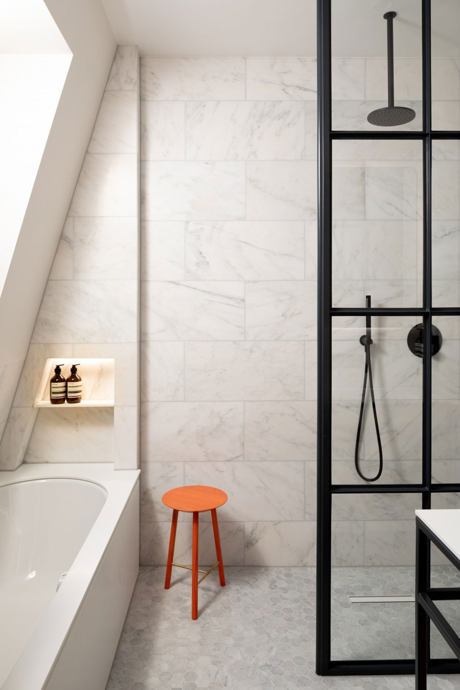 Hout, staal en marmer vormen in deze badkamer een mooie combinatie!