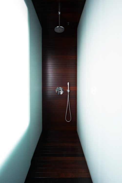 Houten badkamer met smalle inloopdouche