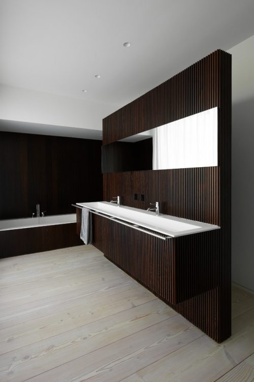 Houten badkamer met smalle inloopdouche