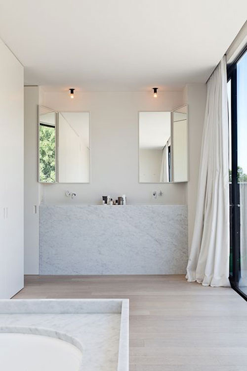 Houten vloer in witte badkamer