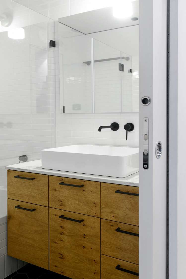 In deze kleine stoere badkamer vind je een mooie bad-douche-combinatie!