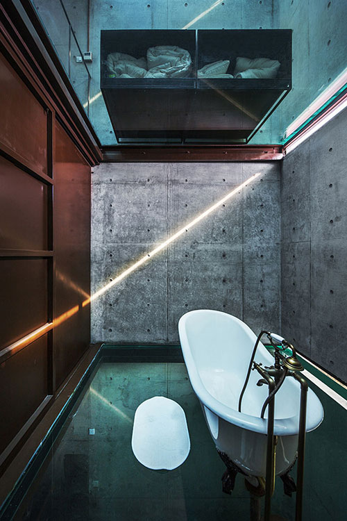 Industriële badkamer met glazen vloer