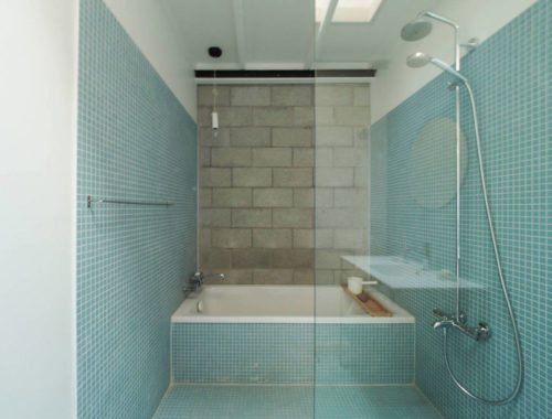 Industriële badkamer met blauwe mozaïektegeltjes