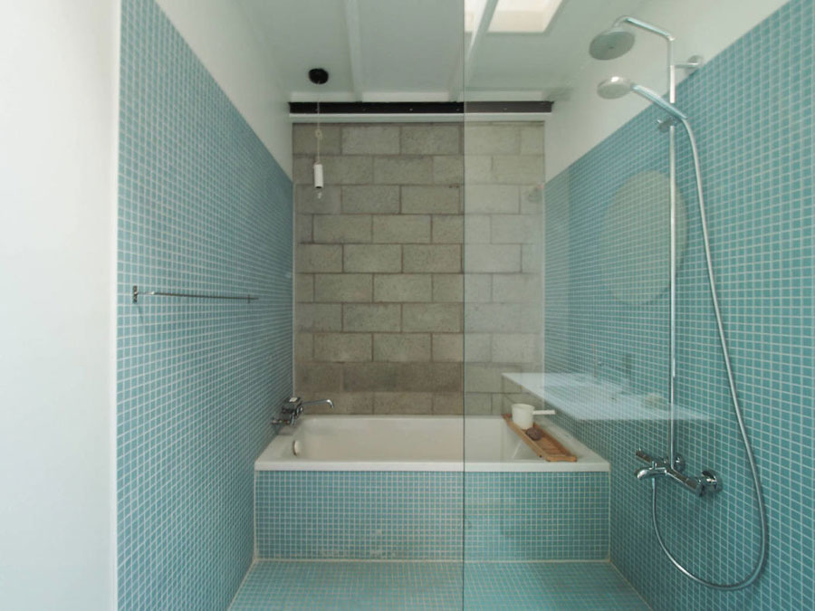 Industriële badkamer met blauwe mozaïektegeltjes