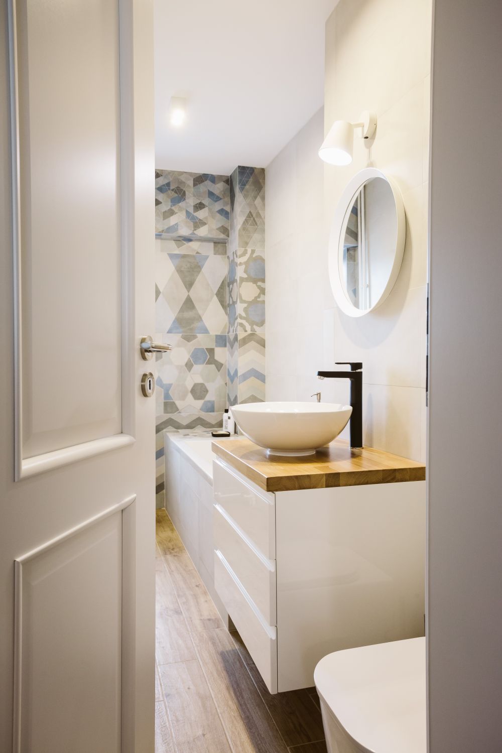 Inspirerende verbouwing van een smalle badkamer