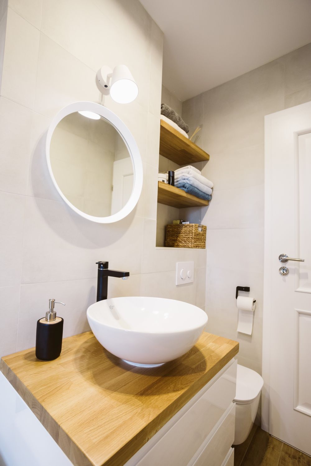 Inspirerende verbouwing van een smalle badkamer