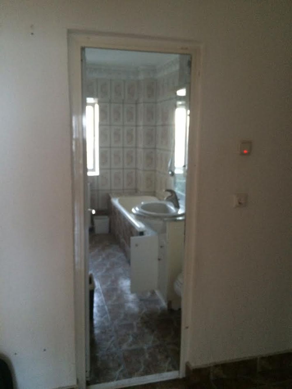 Inspirerende verbouwing van een smalle badkamer