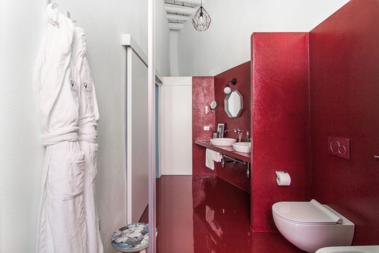 Italiaanse badkamer met rode vloer
