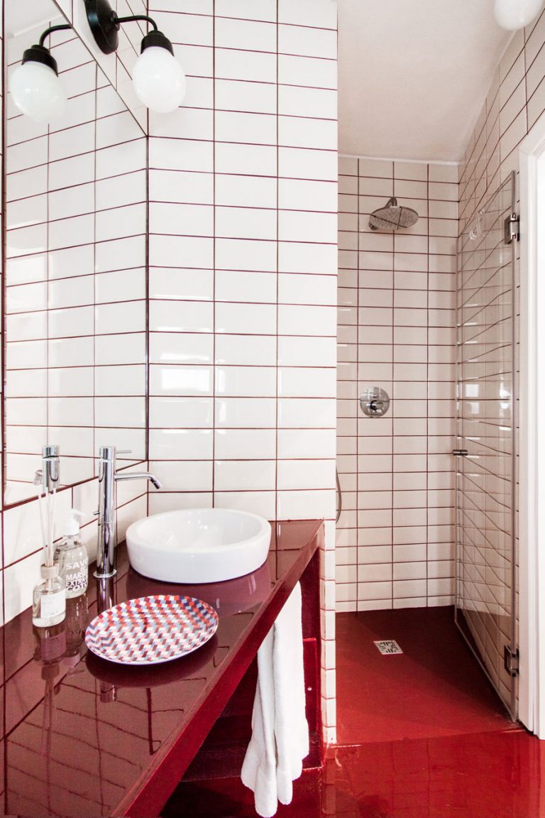 Italiaanse badkamer met rode vloer