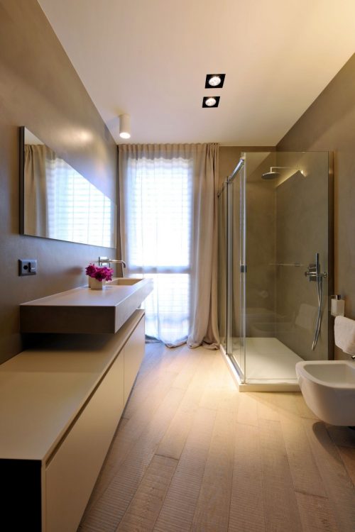 Italiaanse badkamers met schuine muren