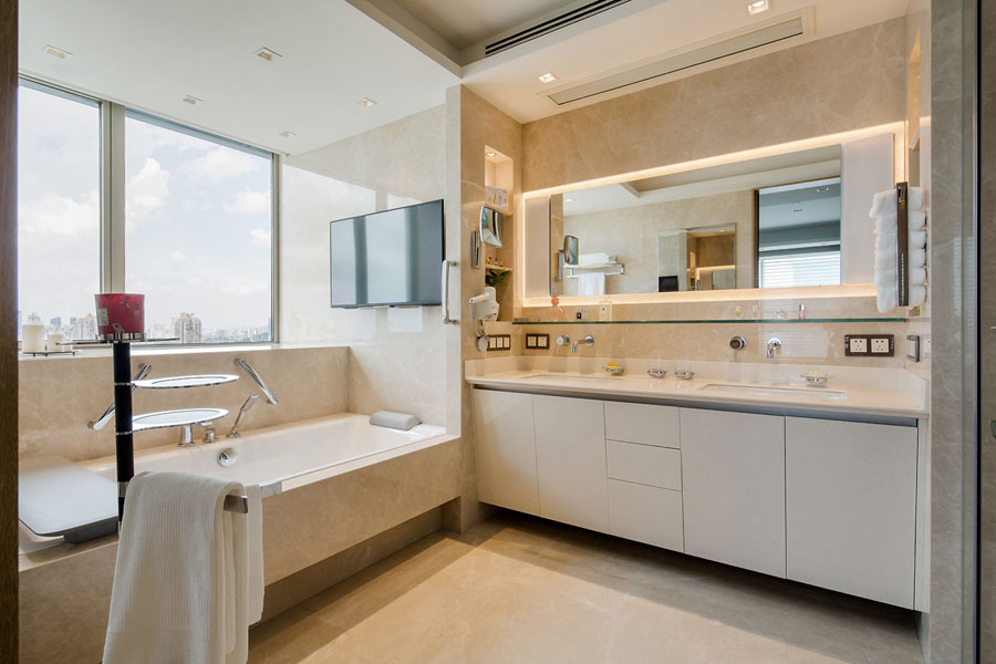 In deze klassiek chique badkamer kan je TV kijken vanuit het bad