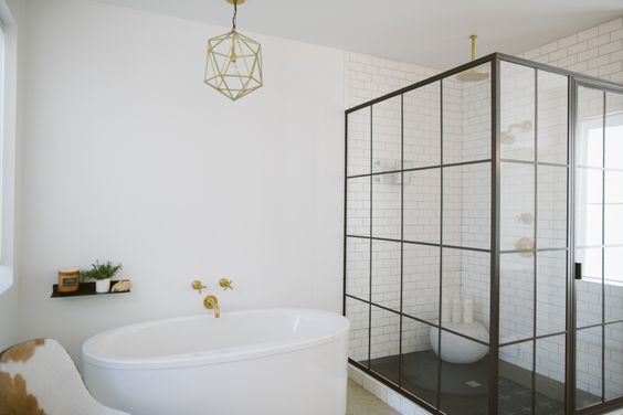 Klassiek chique en industrieel stoere badkamer