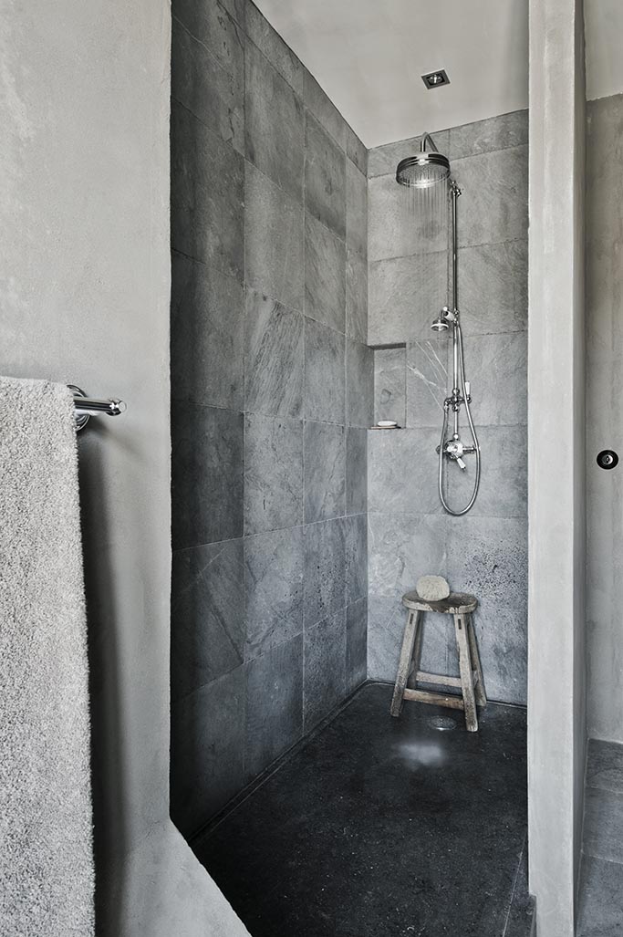 Klassieke antieke badkamers met een sobere sfeer