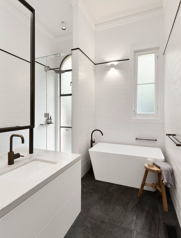 Klassieke badkamer die strak en modern is afgewerkt